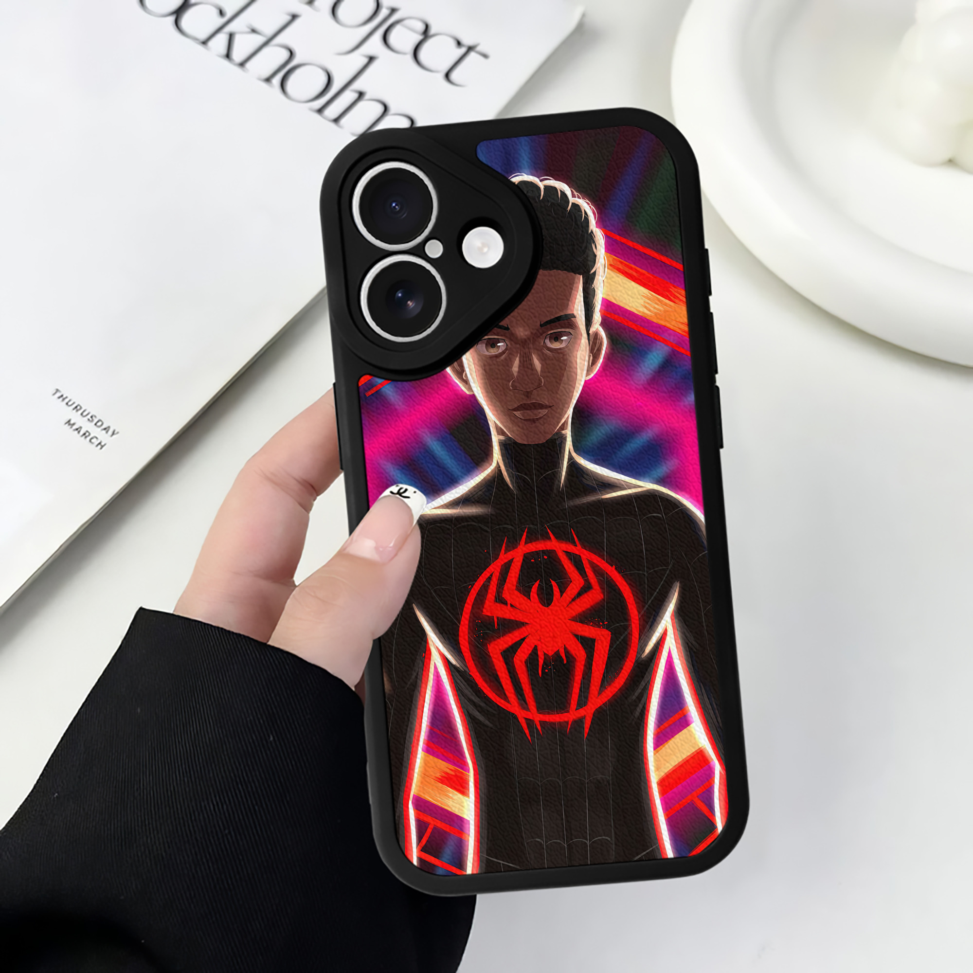 （画像用） Spider Man スパイダーマン 【iPhone 16シリーズ対応】シリコンスマホケース（レザー調） 材質：シリコン